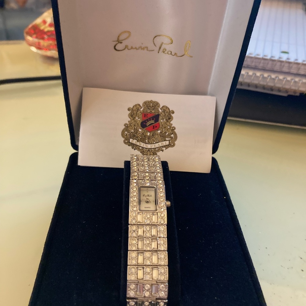 Elwin Pearl Women’s Silver Crystal Bracelet Watch
